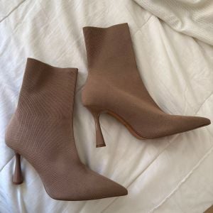 bota zara knit meia bico fino nude salto alto 144847234?action_source=73496&ref=home_home&rsp=1&rspix=1