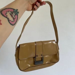 bolsinha guess vintage 136976367?action_source=70655&ref=home_home&rsp=1&rspix=1