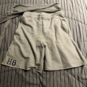 short haterslovetoo cinza 151039429?action_source=76035&ref=home_home&rsp=1&rspix=1