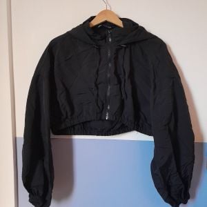 jaqueta corta vento zara cropped preta 150438925?action_source=75473&ref=home_home&rsp=1&rspix=1