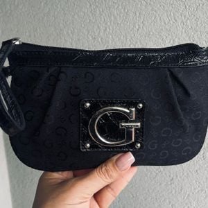 bolsa guess mini pochette preta monograma 148749876?action_source=76594&ref=home_home&rsp=1&rspix=1