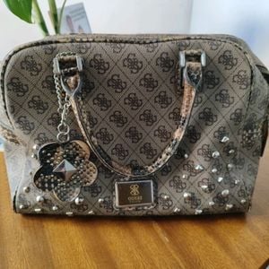 bolsa guess bau marrom com tachas 144246167?action_source=76594&ref=home_home&rsp=1&rspix=1