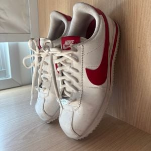 tenis nike cortez feminino branco vermelho 144402735?action_source=31946&ref=home_home&rsp=1&rspix=1