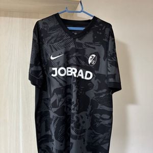 camisa freiburg nike preta ggg 148092815?action_source=67324&ref=home_home&rsp=1&rspix=1