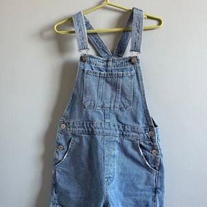 jardineira jeans 138890117?action_source=69599&ref=home_home&rsp=1&rspix=1