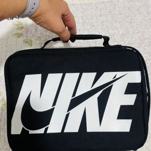lancheira termica nike swoosh preta 148646338?action_source=75208&ref=home_home&rsp=1&rspix=1