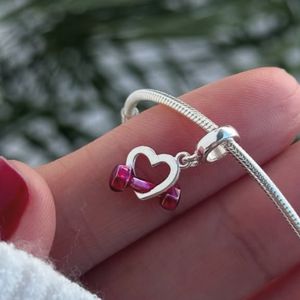 berloque pandora academia 129001208?action_source=67326&ref=home_home&rsp=1&rspix=1