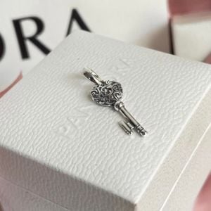 berloque pandora chave 129192472?action_source=67326&ref=home_home&rsp=1&rspix=1