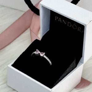 anel pandora prata com laco e zirconias 145807360?action_source=67326&ref=home_home&rsp=1&rspix=1