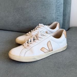 tenis veja branco e dourado 36 145395035?action_source=31946&ref=home_home&rsp=1&rspix=1