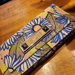 carteira guess floral 119198273?action_source=70655&ref=home_home&rsp=1&rspix=1