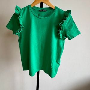 camiseta zara verde com babado p 149581839?action_source=76596&ref=home_home&rsp=1&rspix=1