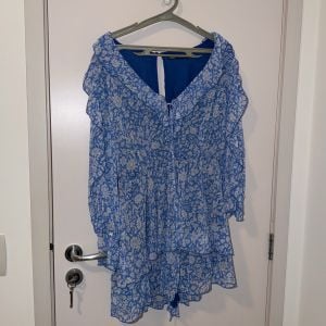 vestido zara azul com babados 140105810?action_source=31319&ref=home_home&rsp=1&rspix=1