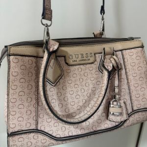 bolsa guess rosa claro 143576915?action_source=76594&ref=home_home&rsp=1&rspix=1