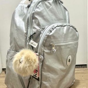 mochila kipling prata metalizada 144098889?action_source=67324&ref=home_home&rsp=1&rspix=1