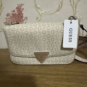 bolsa guess off white com alca 147331770?action_source=76594&ref=home_home&rsp=1&rspix=1