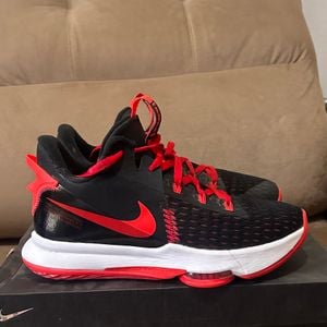 tenis nike lebron witness 5 preto e vermelho 151043835?action_source=76398&ref=home_home&rsp=1&rspix=1