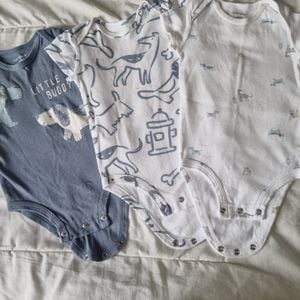 lote com 3 bodys carters 6 meses 124891748?action_source=63626&ref=home_home&rsp=1&rspix=1