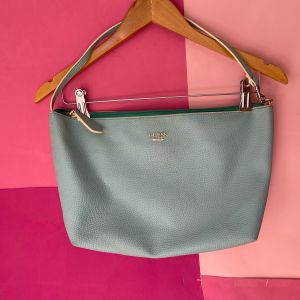 bolsa guess azul marinho 137749979?action_source=71545&ref=home_home&rsp=1&rspix=1
