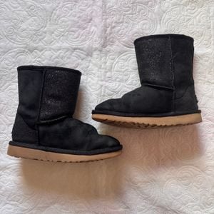 bota ugg preta 143807389?action_source=72965&ref=home_home&rsp=1&rspix=1