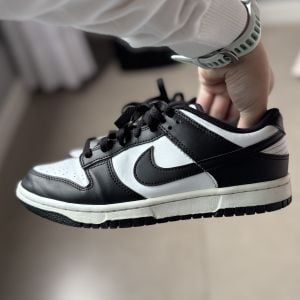 tenis nike dunk low panda feminino 3 meses de uso comprei numeracao errada e comecou a apertar 138355056?action_source=31946&ref=home_home&rsp=1&rspix=1