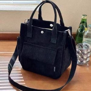 bolsa quadrada de veludo preta 151084451?action_source=75868&ref=home_home&rsp=1&rspix=1
