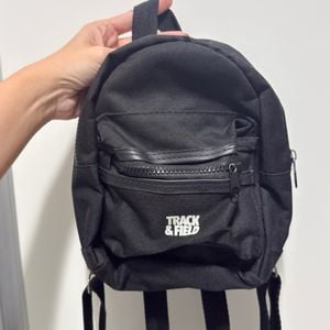 mini mochila track amp field preta 146605399?action_source=75018&ref=home_home&rsp=1&rspix=1