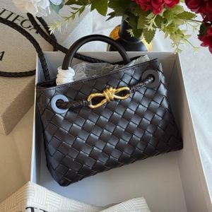 bolsa bottega preta 150186428?action_source=72470&ref=home_home&rsp=1&rspix=1