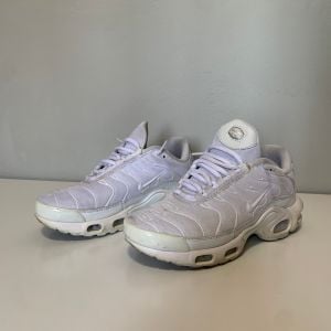 tenis nike tn branco 34 147659685?action_source=75208&ref=home_home&rsp=1&rspix=1