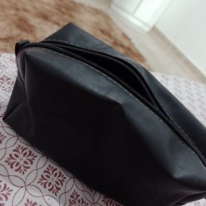 estojo preto de couro minimalista com ziper 134361605?action_source=67388&ref=home_home&rsp=1&rspix=1