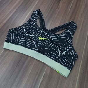 top de academia nike tamanho m cor preto e verde 148321458?action_source=75018&ref=home_home&rsp=1&rspix=1