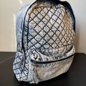 mochila jeans importada de londres estilo vintage com matelasse 127177583?action_source=67388&ref=home_home&rsp=1&rspix=1