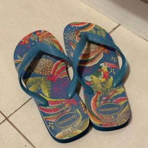 chinelo azul farm 131516636?action_source=67222&ref=home_home&rsp=1&rspix=1