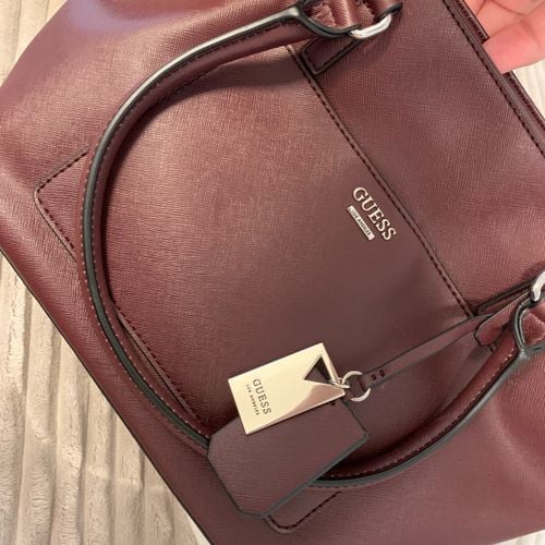 bolsa guess vinho nova 140771440?action_source=76594&ref=home_home&rsp=1&rspix=1