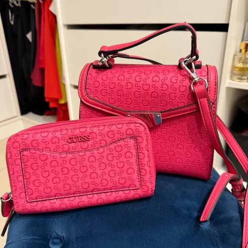 bolsa e carteira guess pink kit 124272964?action_source=70655&ref=home_home&rsp=1&rspix=1