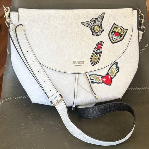 bolsa transversal guess branca com patches 148003258?action_source=76594&ref=home_home&rsp=1&rspix=1