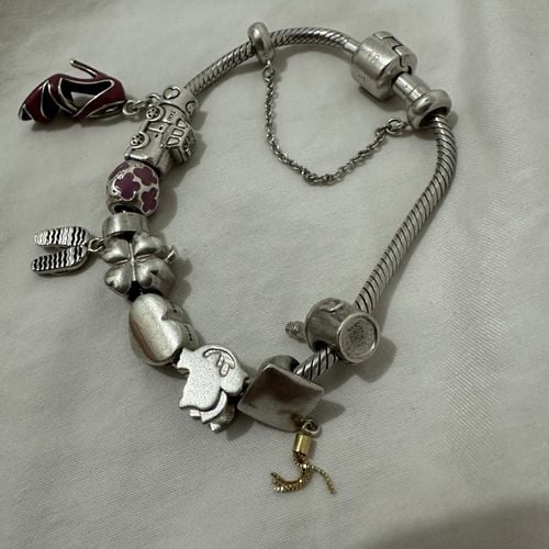 pulseira prata vivara com berloques 132570327?action_source=67326&ref=home_home&rsp=1&rspix=1