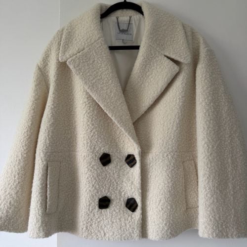 casaco le lis blanc boucle off white 44 142467713?action_source=74123&ref=home_home&rsp=1&rspix=1