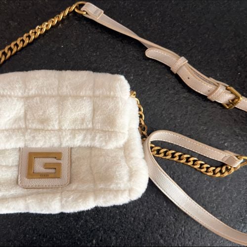 bolsa pelo guess 135433114?action_source=71545&ref=home_home&rsp=1&rspix=1