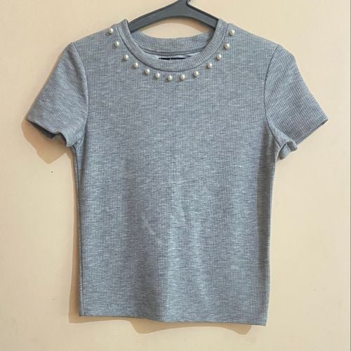 blusa cinza mescla bershka perolas decote 137416069?action_source=69599&ref=home_home&rsp=1&rspix=1