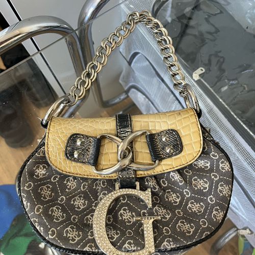 bolsa guess y2k com alca de corrente 140371051?action_source=71545&ref=home_home&rsp=1&rspix=1