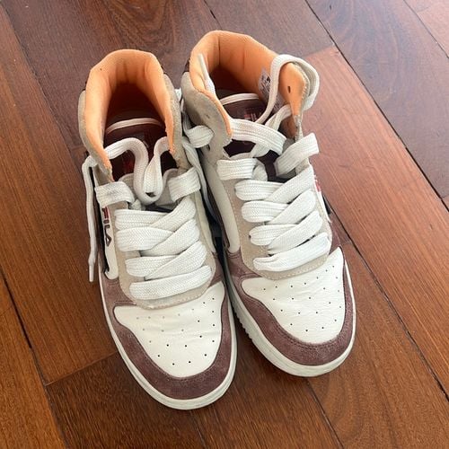 tenis fila fx 33 x beje e marrom edicao limitada 133954260?action_source=67324&ref=home_home&rsp=1&rspix=1