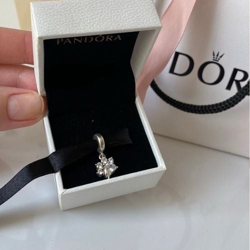 charm pandora patinha brilhante 138392746?action_source=67326&ref=home_home&rsp=1&rspix=1