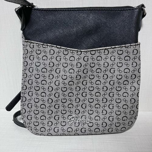 bolsa guess transversal monograma 140621694?action_source=77090&ref=home_home&rsp=1&rspix=1