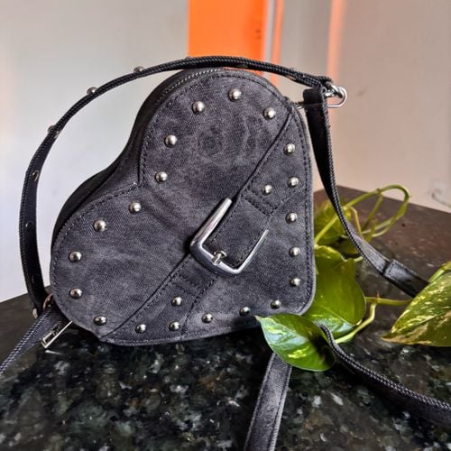 bolsa jeans coracao preta 139720875?action_source=69599&ref=home_home&rsp=1&rspix=1