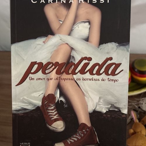 livro perdida carina rissi verus 150821598?action_source=76402&ref=home_home&rsp=1&rspix=1
