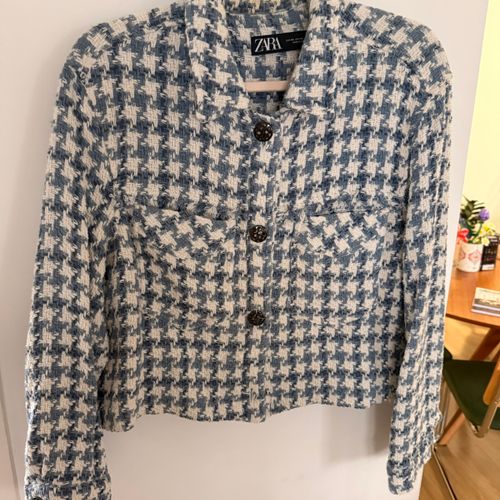 jaqueta zara tweed azul e branco 149891060?action_source=76396&ref=home_home&rsp=1&rspix=1