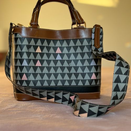 bolsa schutz mini tote emma neo triangle 150919151?action_source=72470&ref=home_home&rsp=1&rspix=1