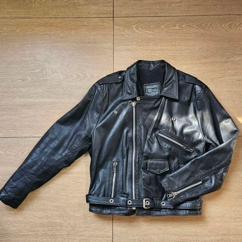 jaqueta biker generacion 2002 couro legitimo preta 150364115?action_source=67222&ref=home_home&rsp=1&rspix=1