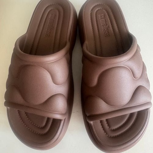 chinelo sandalia melissa slide marrom 151203857?action_source=76405&ref=home_home&rsp=1&rspix=1